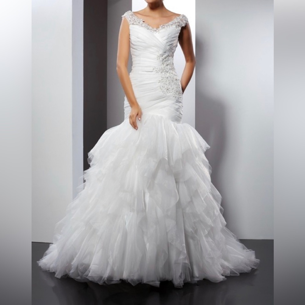 Trumpet/Mermaid V-neck Applique Sleeveless Long Tulle Wedding Dress